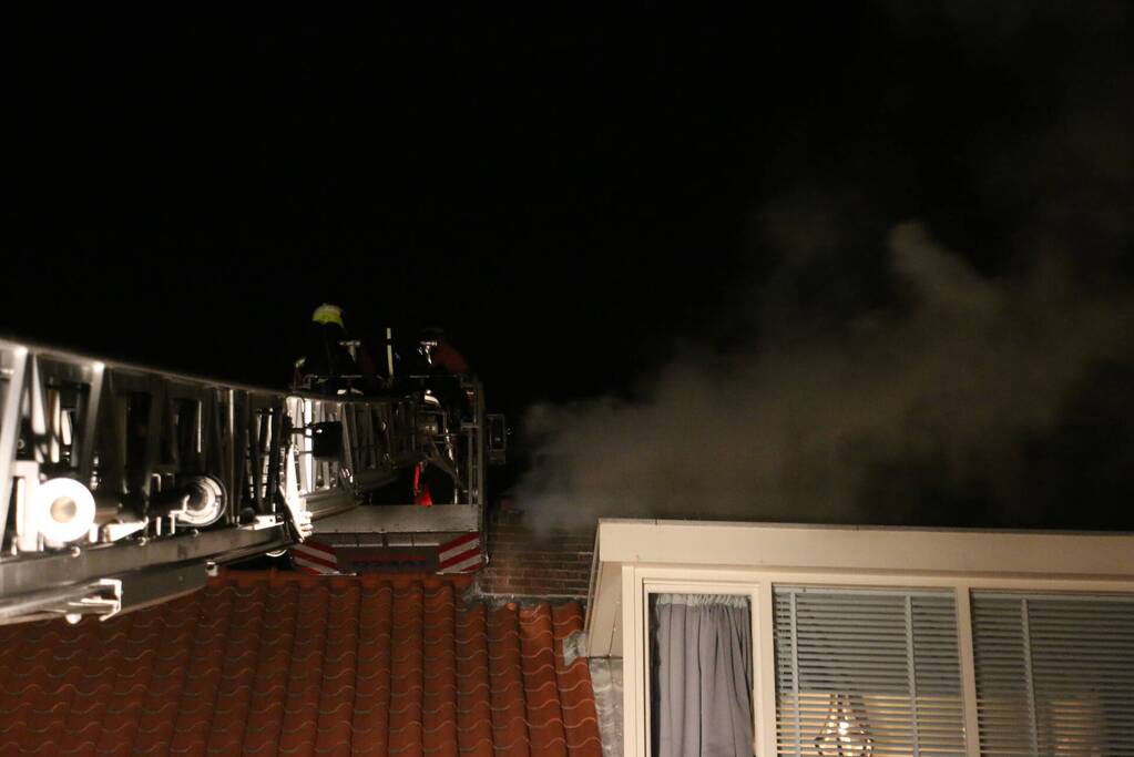 Veel rook door brand in schoorsteen