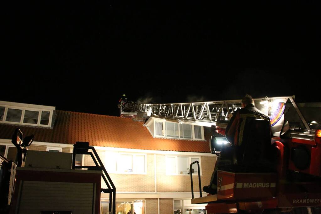 Veel rook door brand in schoorsteen