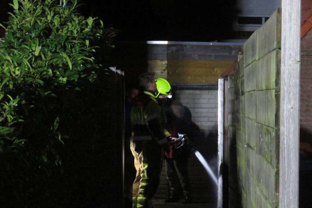 Plastic stoel volledig uitgebrand in steeg