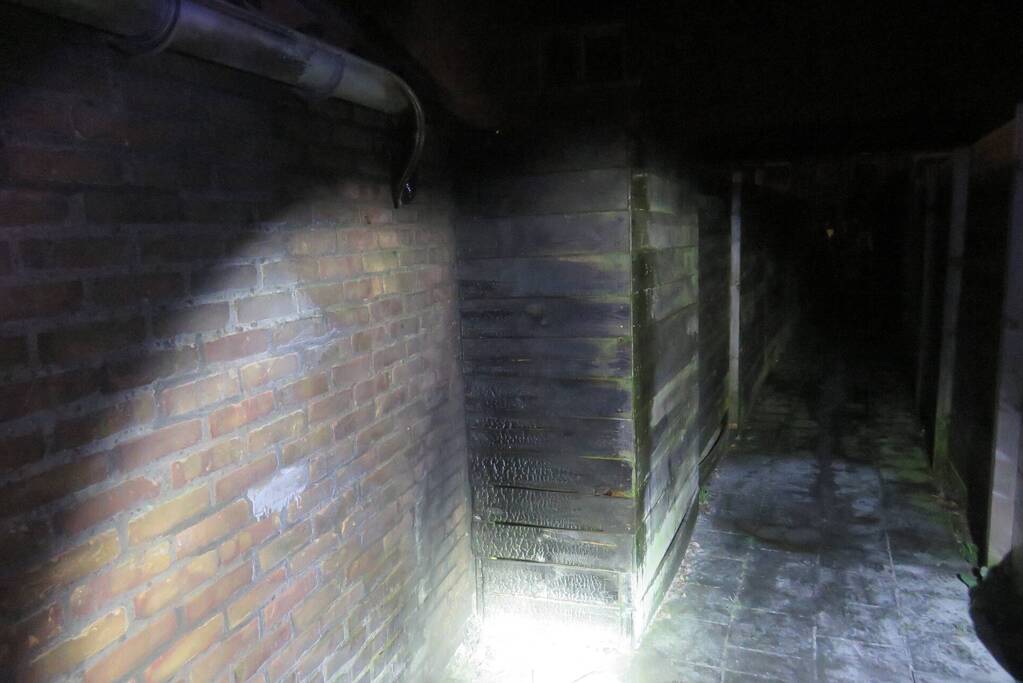 Plastic stoel volledig uitgebrand in steeg