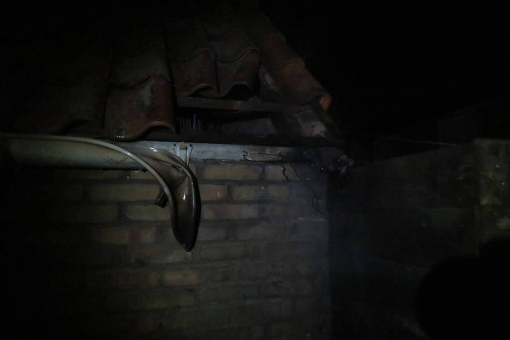 Plastic stoel volledig uitgebrand in steeg