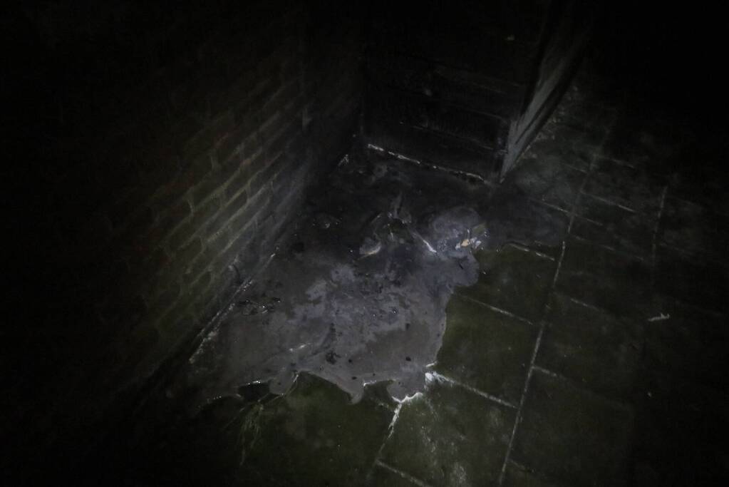 Plastic stoel volledig uitgebrand in steeg