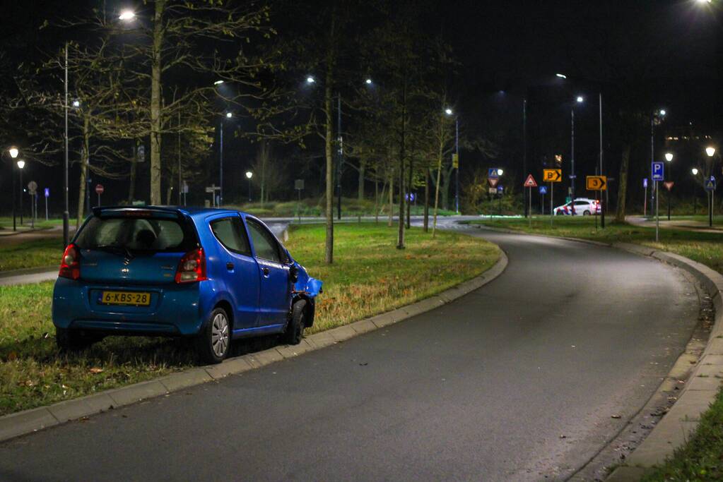 Bestuurster laat auto achter na botsing