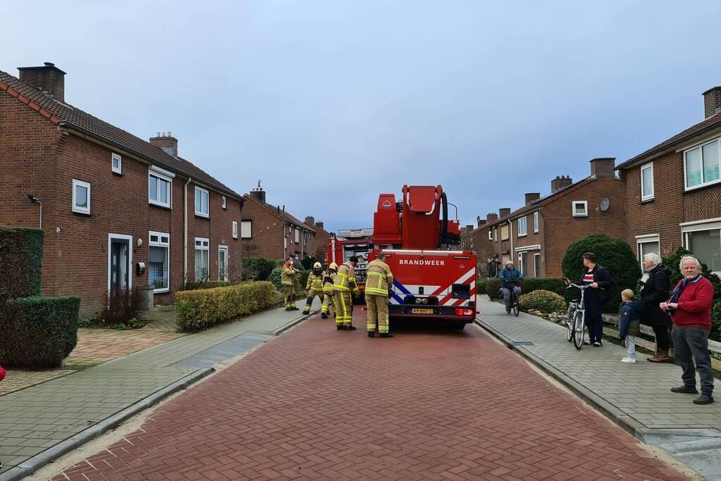 Brandweer blust schoorsteenbrand