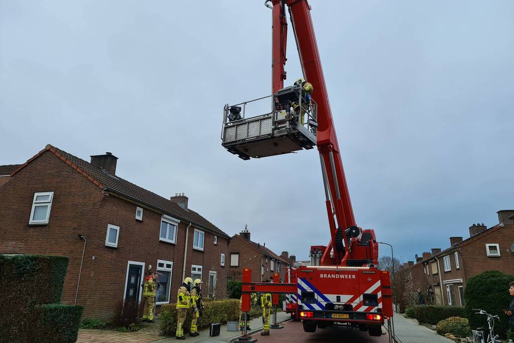 Brandweer blust schoorsteenbrand