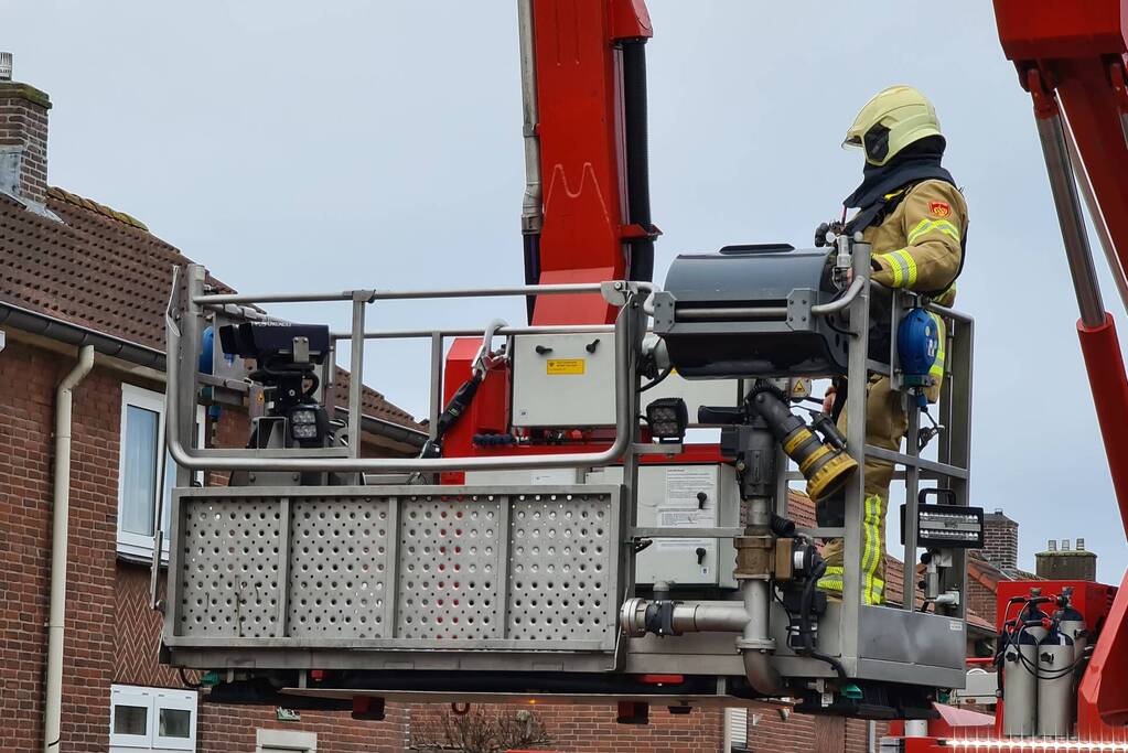 Brandweer blust schoorsteenbrand
