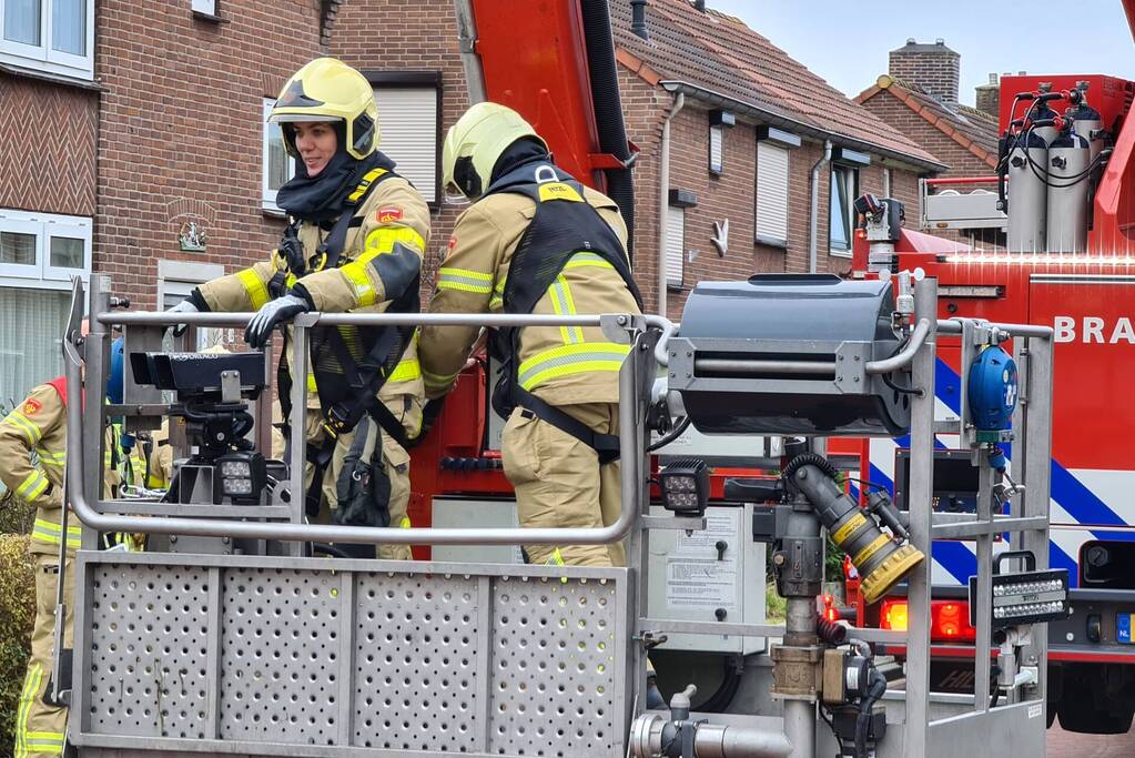 Brandweer blust schoorsteenbrand