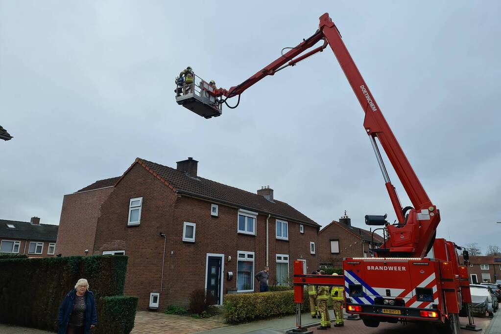 Brandweer blust schoorsteenbrand