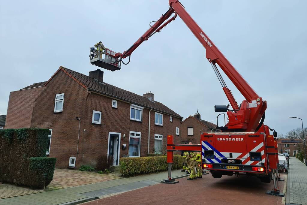 Brandweer blust schoorsteenbrand