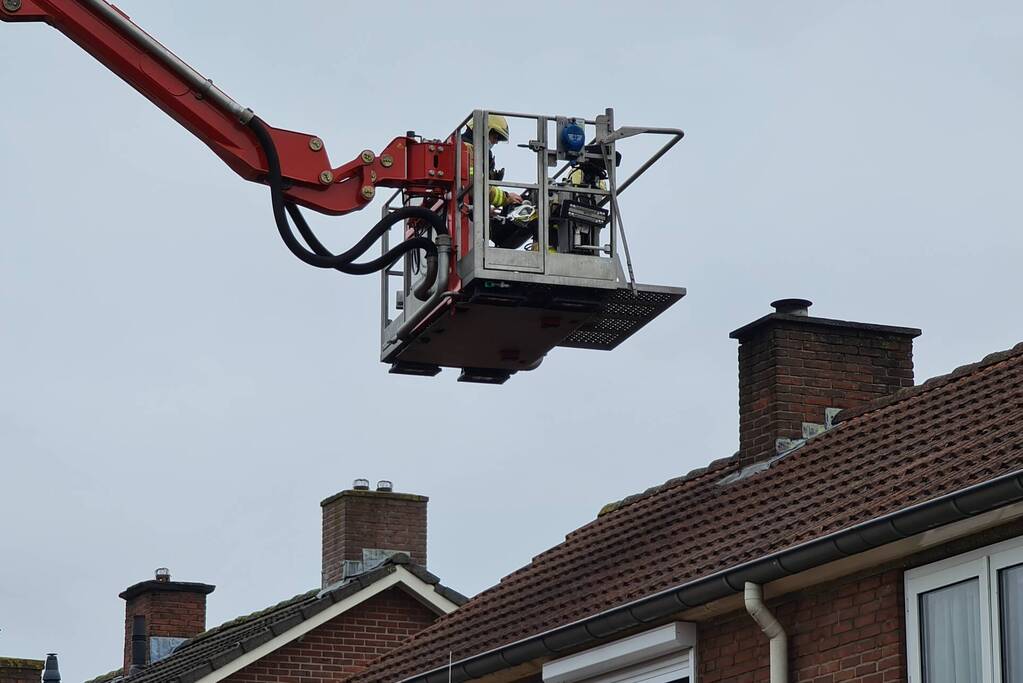 Brandweer blust schoorsteenbrand