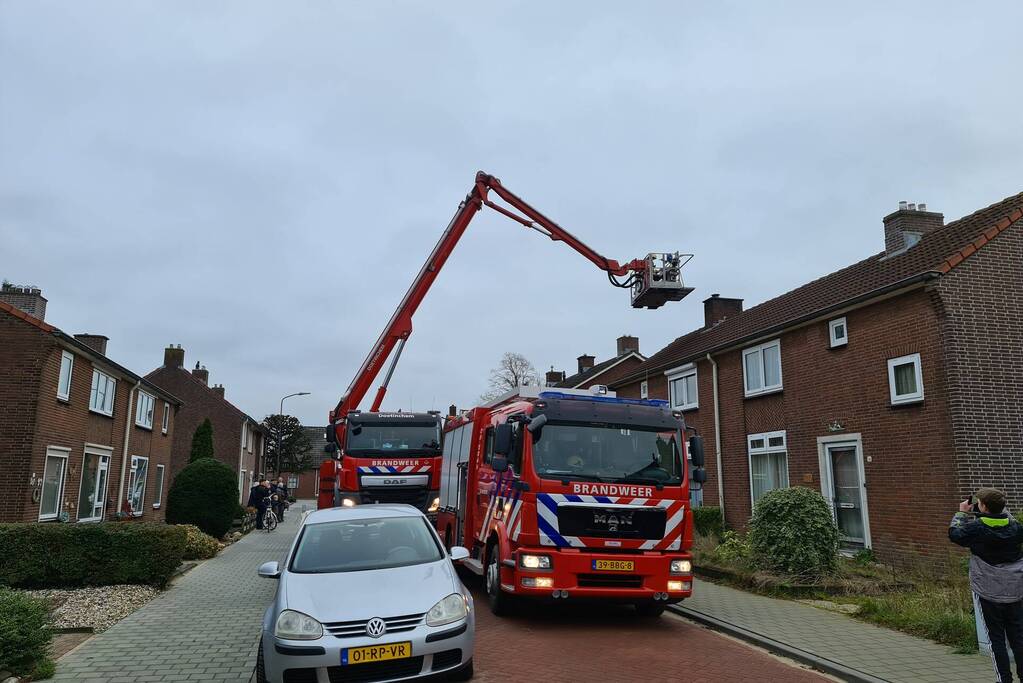 Brandweer blust schoorsteenbrand