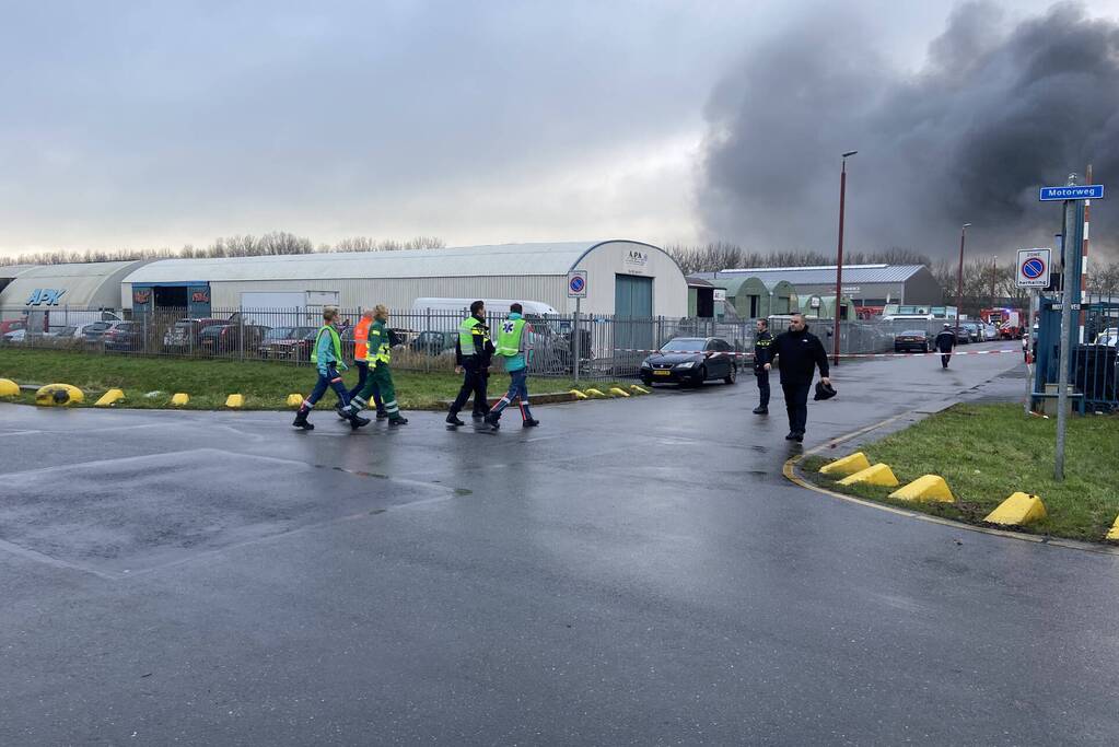 Veel rook bij grote brand in autosloperij