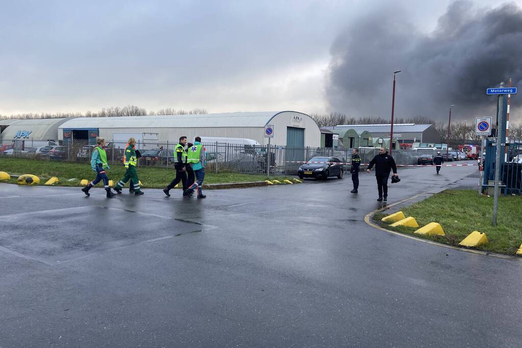 Veel rook bij grote brand in autosloperij