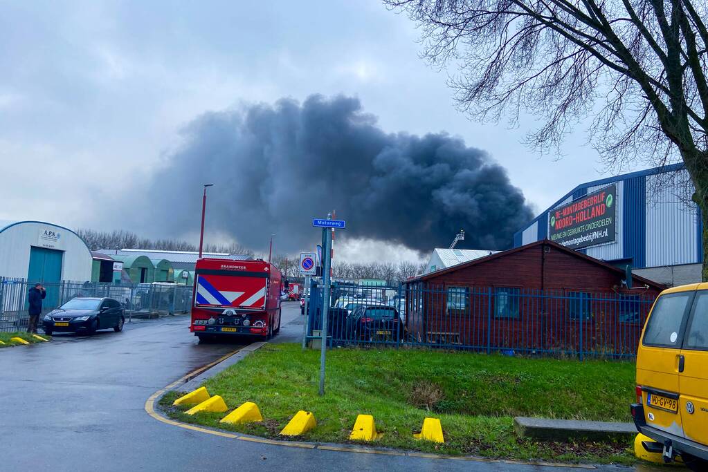 Veel rook bij grote brand in autosloperij