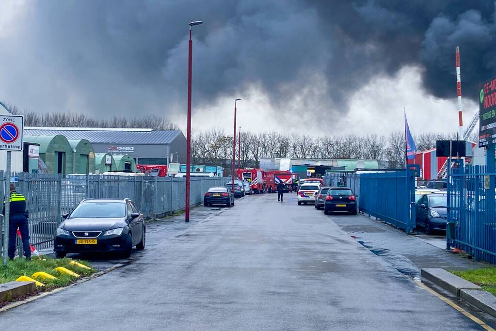 Veel rook bij grote brand in autosloperij