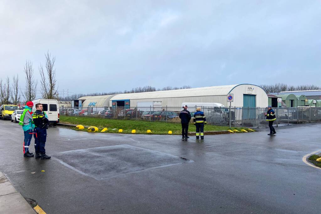 Veel rook bij grote brand in autosloperij