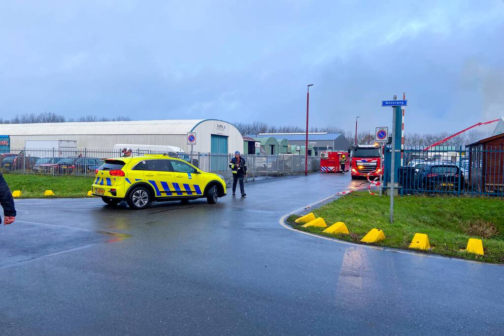 Veel rook bij grote brand in autosloperij