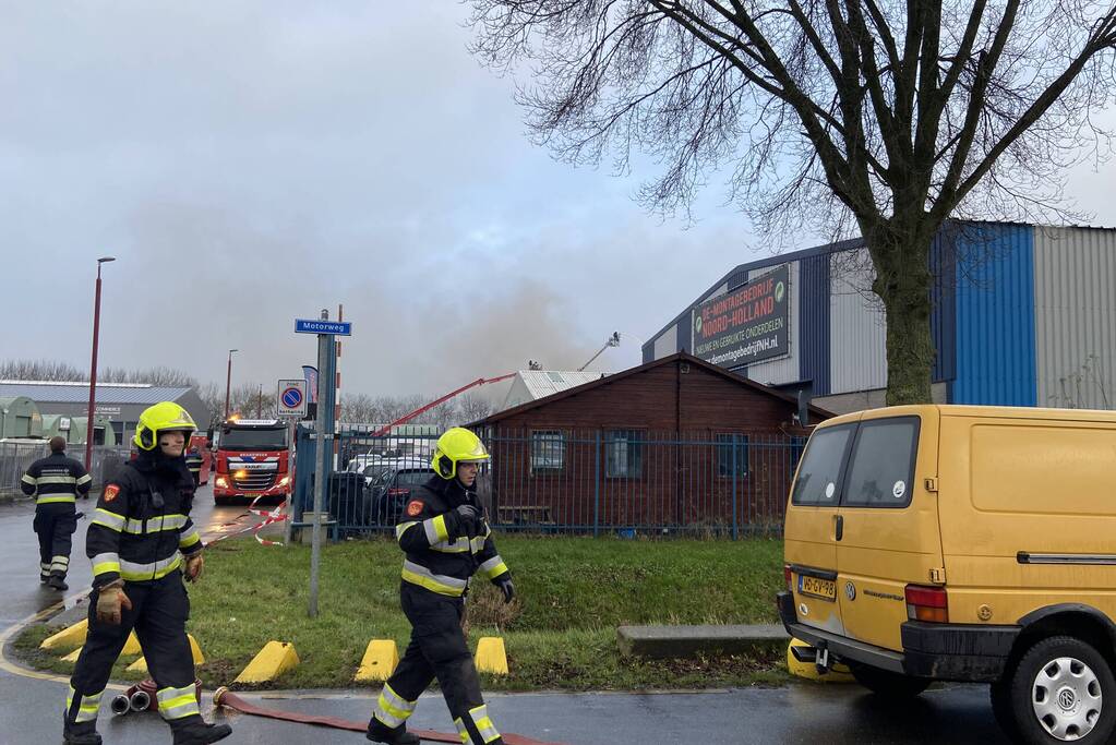 Veel rook bij grote brand in autosloperij