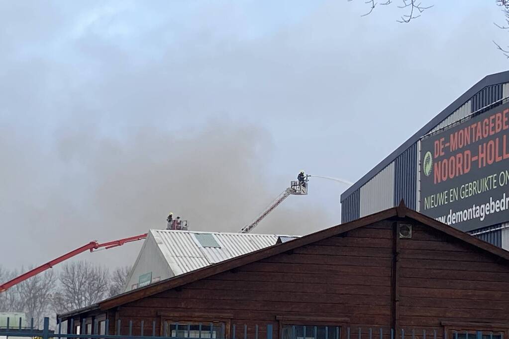 Veel rook bij grote brand in autosloperij
