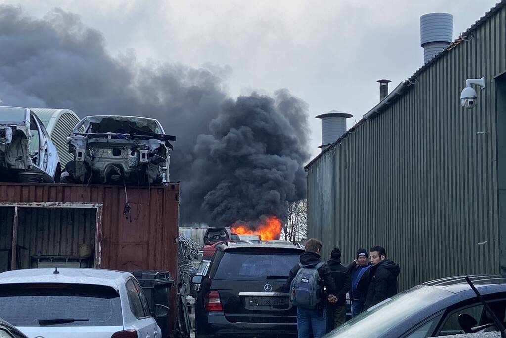 Veel rook bij grote brand in autosloperij