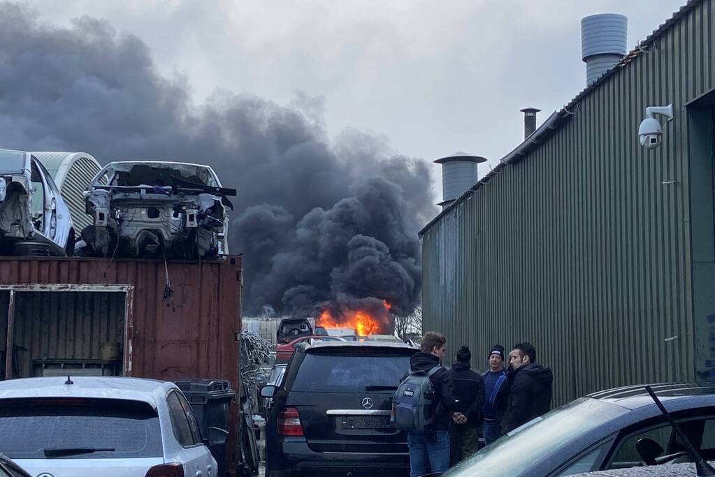 Veel rook bij grote brand in autosloperij