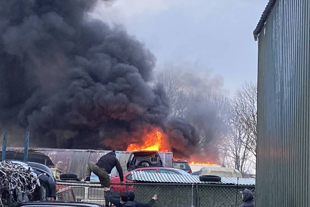 Veel rook bij grote brand in autosloperij