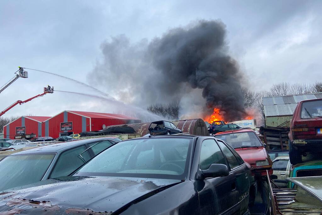 Veel rook bij grote brand in autosloperij