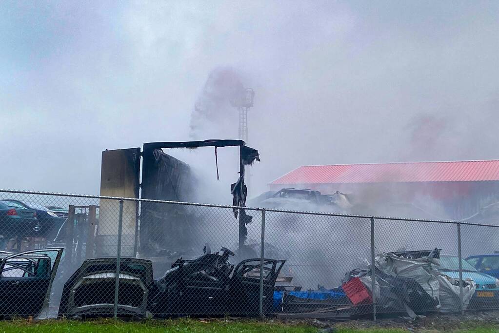 Veel rook bij grote brand in autosloperij