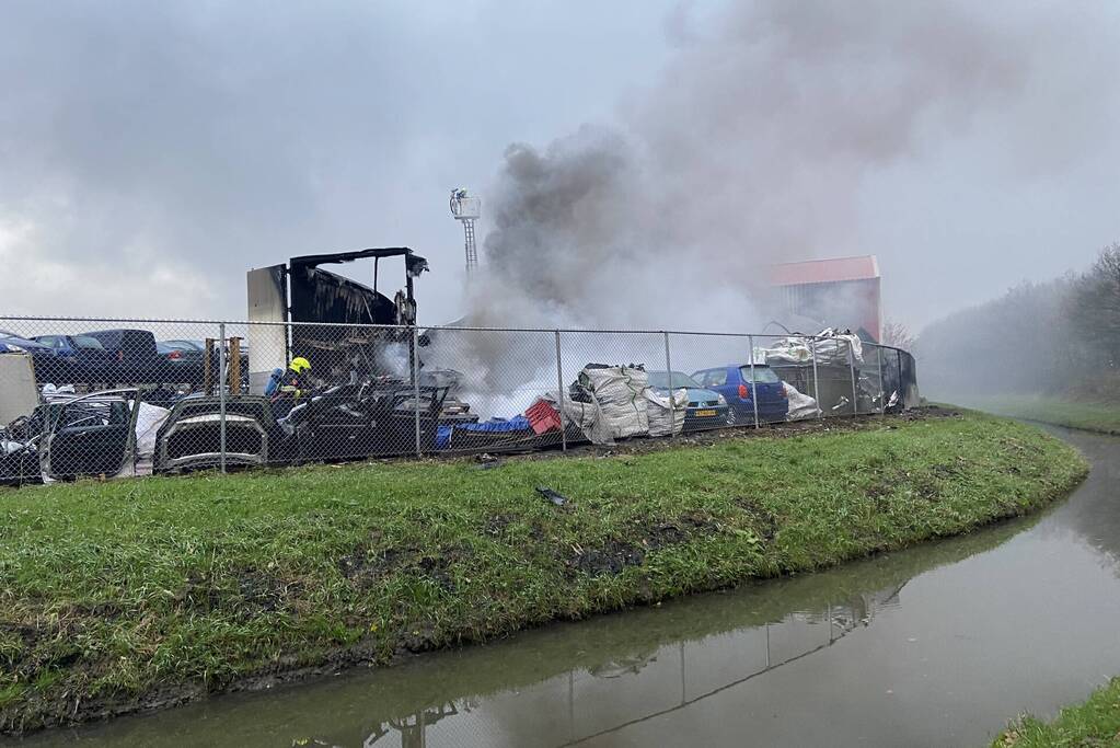 Veel rook bij grote brand in autosloperij