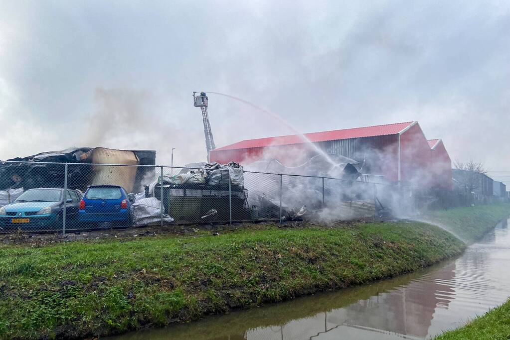 Veel rook bij grote brand in autosloperij