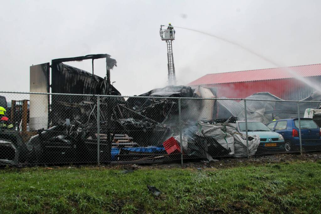 Veel rook bij grote brand in autosloperij