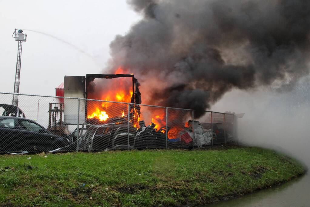 Veel rook bij grote brand in autosloperij