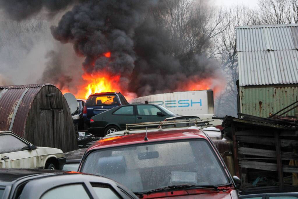 Veel rook bij grote brand in autosloperij