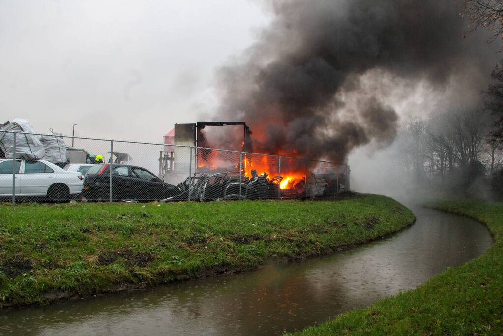 Veel rook bij grote brand in autosloperij