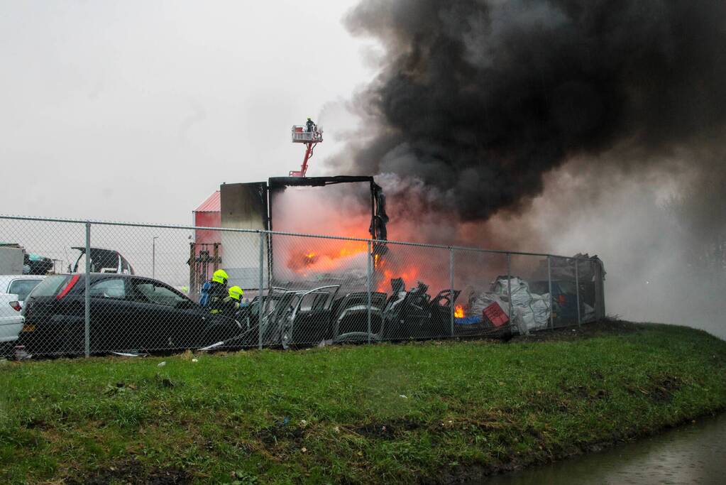 Veel rook bij grote brand in autosloperij