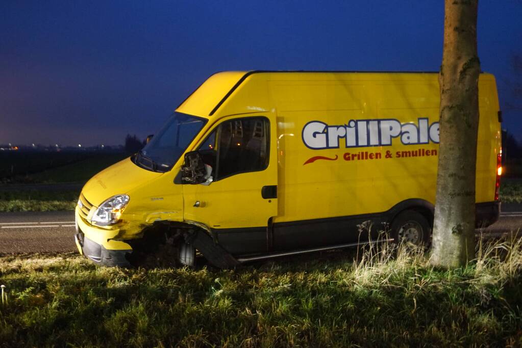 Personenauto in botsing met bestelbus