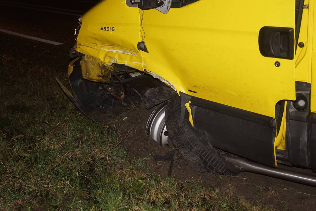 Personenauto in botsing met bestelbus