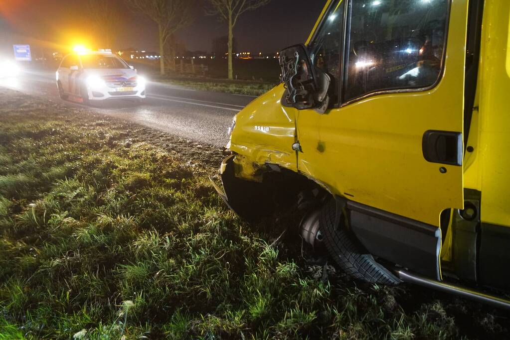 Personenauto in botsing met bestelbus