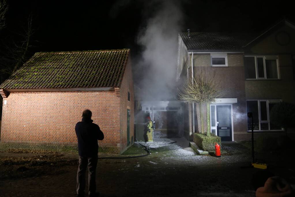 Brand in elektrahuis, huishoudens geen stroom