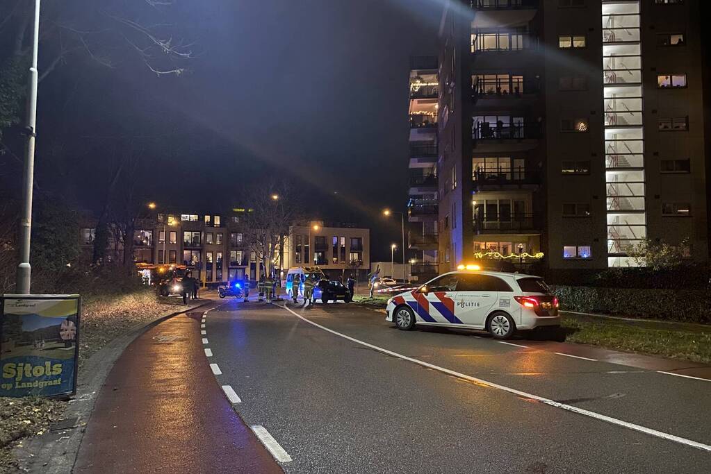 Lantaarnpaal breekt af door aanrijding