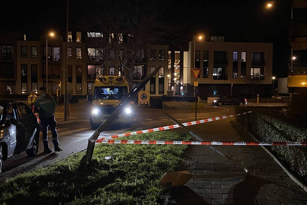 Lantaarnpaal breekt af door aanrijding