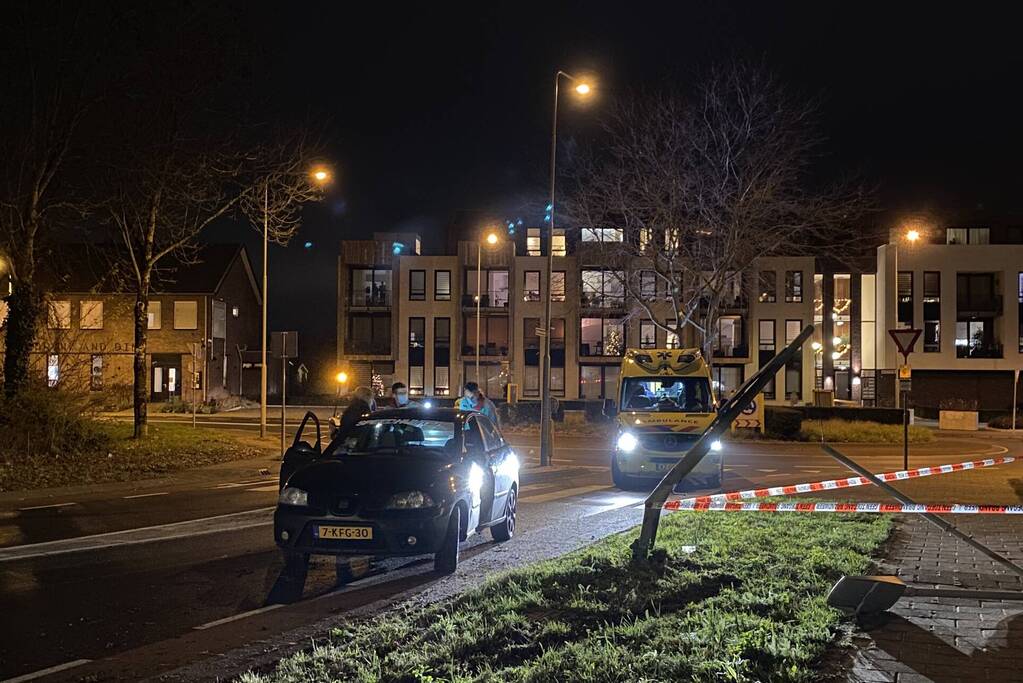Lantaarnpaal breekt af door aanrijding