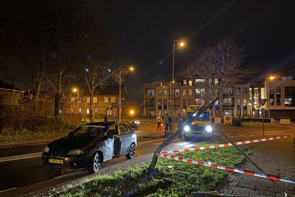 Lantaarnpaal breekt af door aanrijding