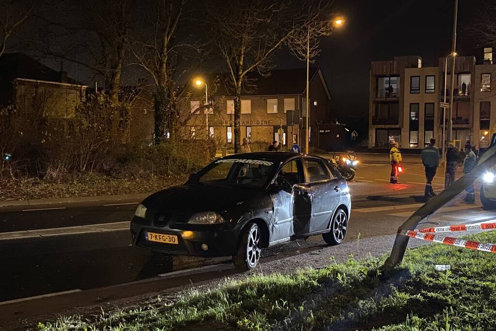 Lantaarnpaal breekt af door aanrijding