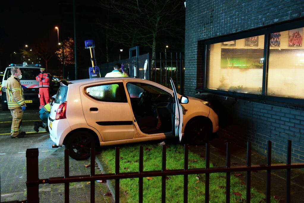 Automobilist overleden bij botsing tegen gebouw