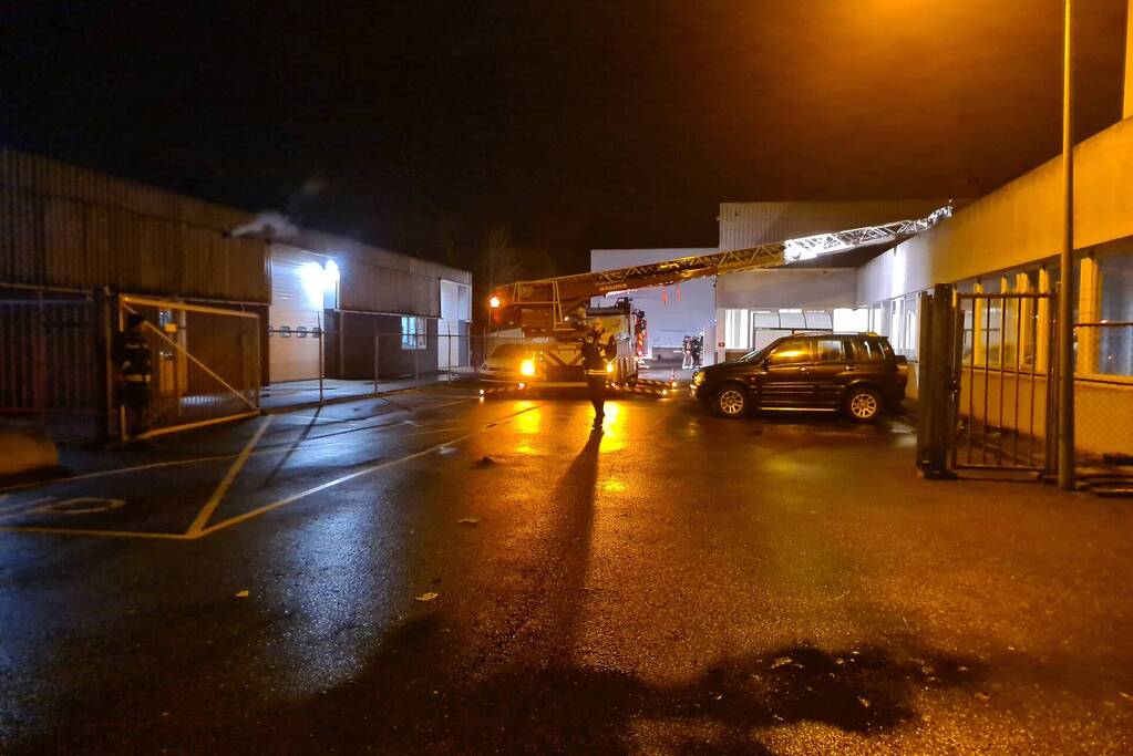 Brand in oven slaat door in schoorsteen