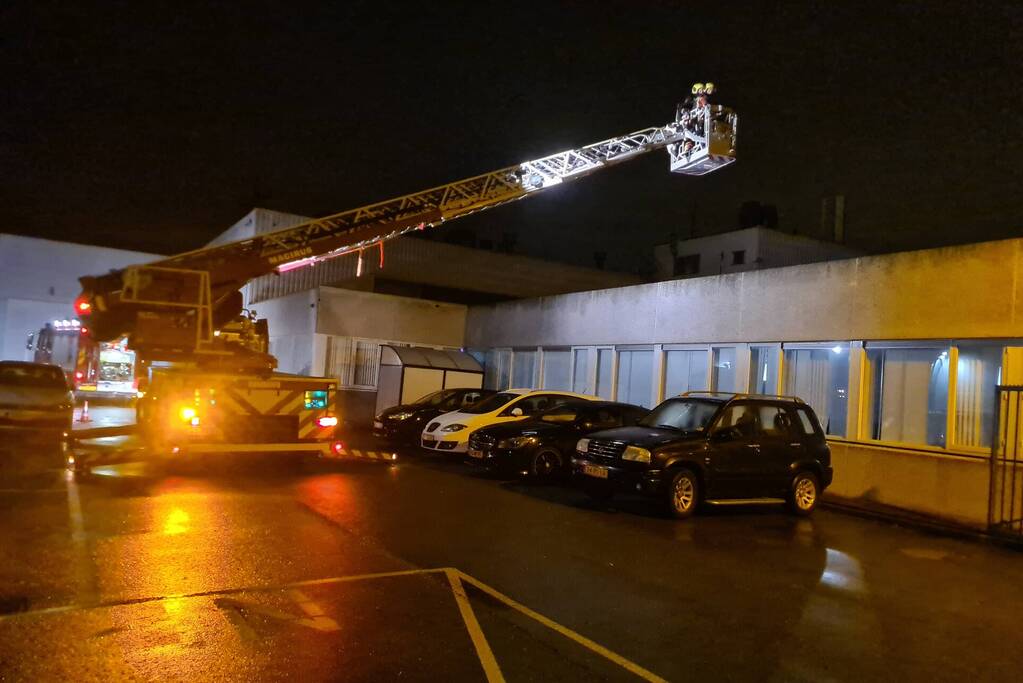 Brand in oven slaat door in schoorsteen