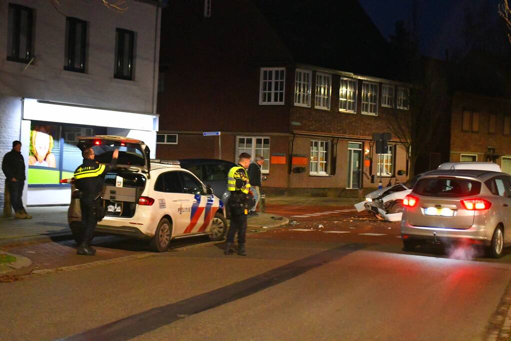 Flinke schade na botsing op kruispunt