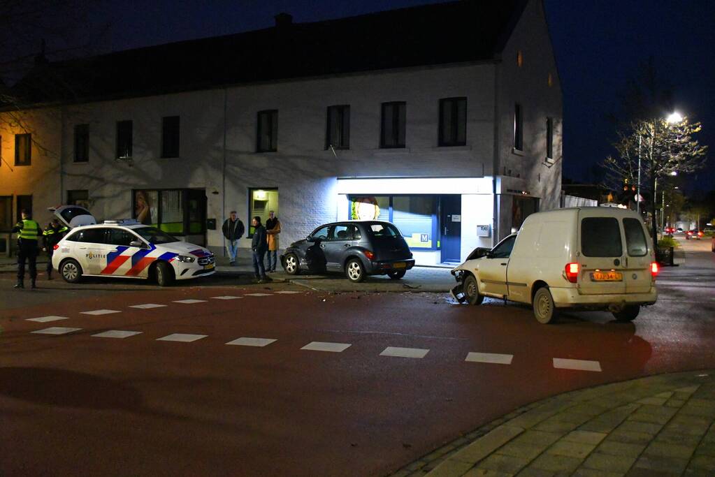 Flinke schade na botsing op kruispunt
