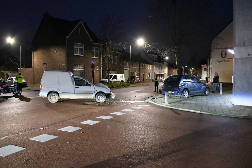 Flinke schade na botsing op kruispunt